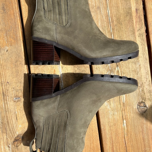 Vionic Wilma Olive Nubuck Waterproof Boots Size 6 - Picture 7 of 16